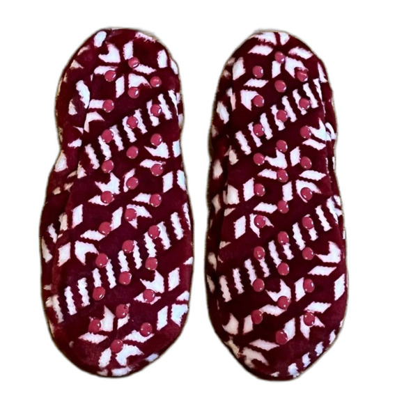 Brookstone Plush Red White Snowflake Slippers One Size - Picture 2 of 11